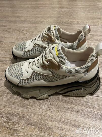 Кроссовки, ботинки женские