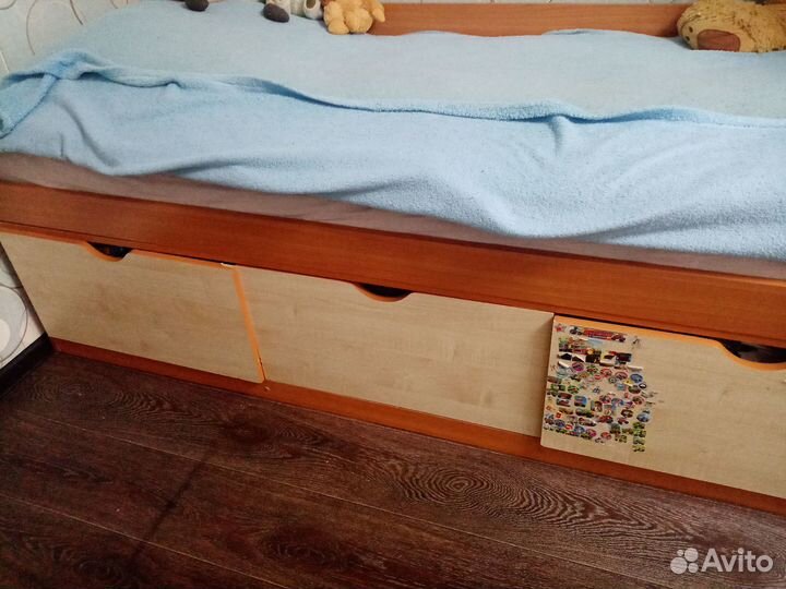 Продаю кровать, шкаф с зеркалом, пенал