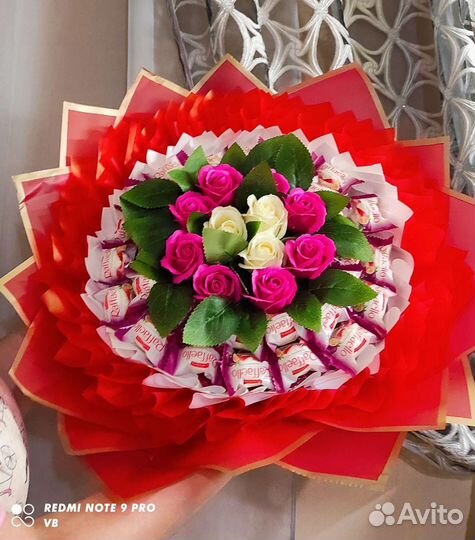 Съедобный букет на 1 сентября розы и рафаэлло