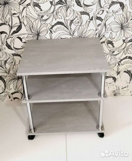 Столик на колесиках новый