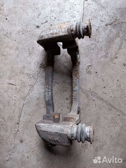 Скоба переднего левого суппорта Mercedes A140