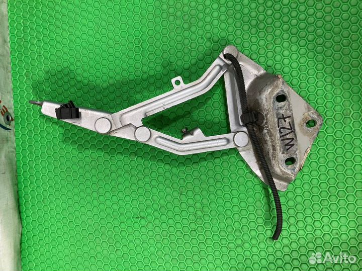 Петля капота правая Volkswagen Touareg 7L6 7L7 7LA