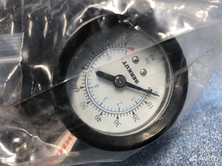 Шланг подкачки с манометром berkut