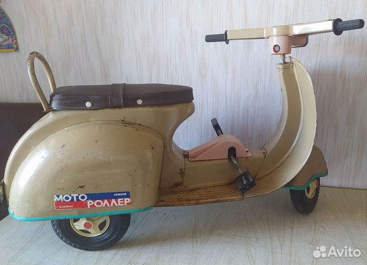 Детский, педальный мотороллер