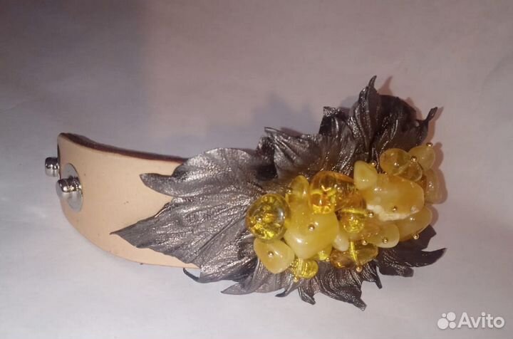 Комплект украшений из кожи с янтарём 