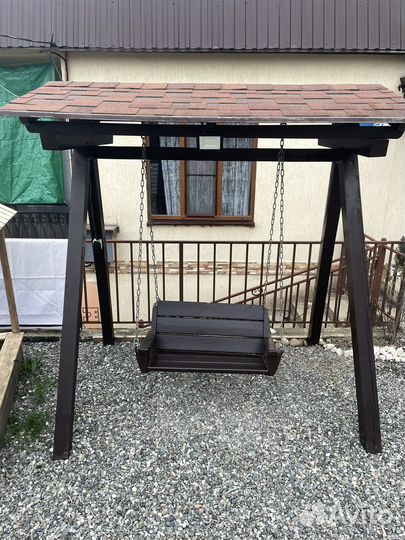 Садовая уличная качеля из дерева