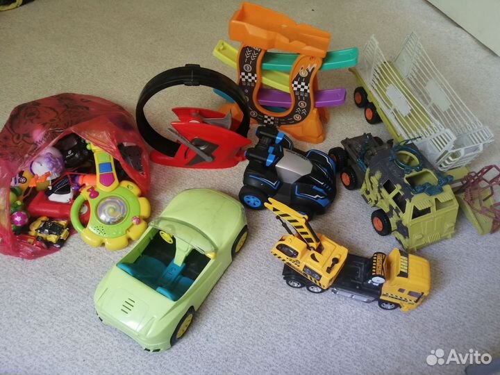 2 больших пакета игрушек (машинки, треки и пр. )