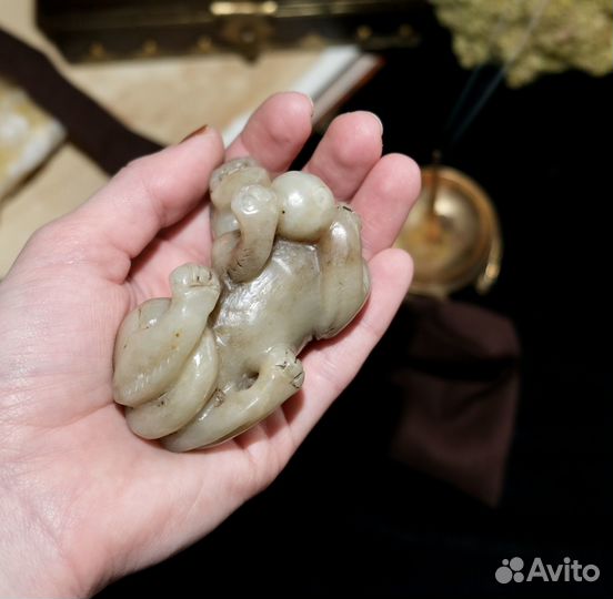 Нефрит Тигр играющий с жемчужиной