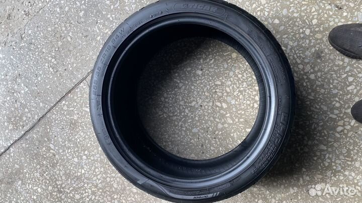 Tigar UHP Ultra High Performance 255/35 R18 94W