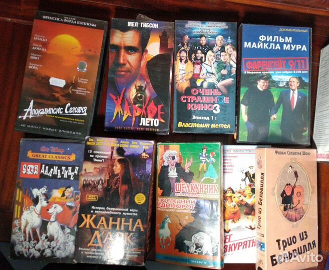 Видеокассеты с фильмами, мультфильмами