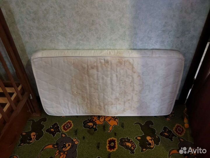 Детская кроватка с маятником