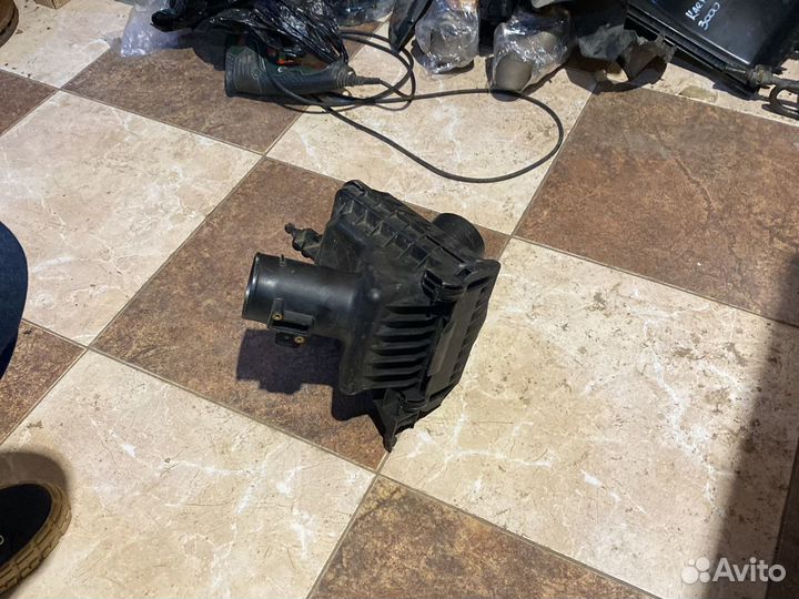 Корпус воздушного фильтра правый Nissan GT-R 35