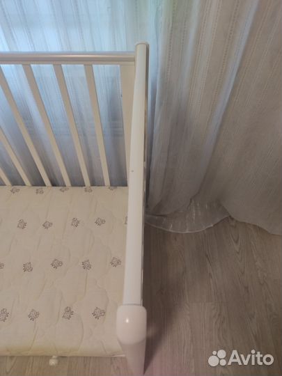 Детская кроватка с маятником и ящиком