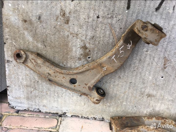 Рычаг правый 7H0407166B Volkswagen Transporter T5