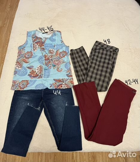 Два пакета одежды и обувь