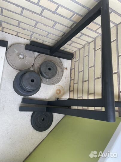 Скамья для жима и пресса с гантелями и штангой