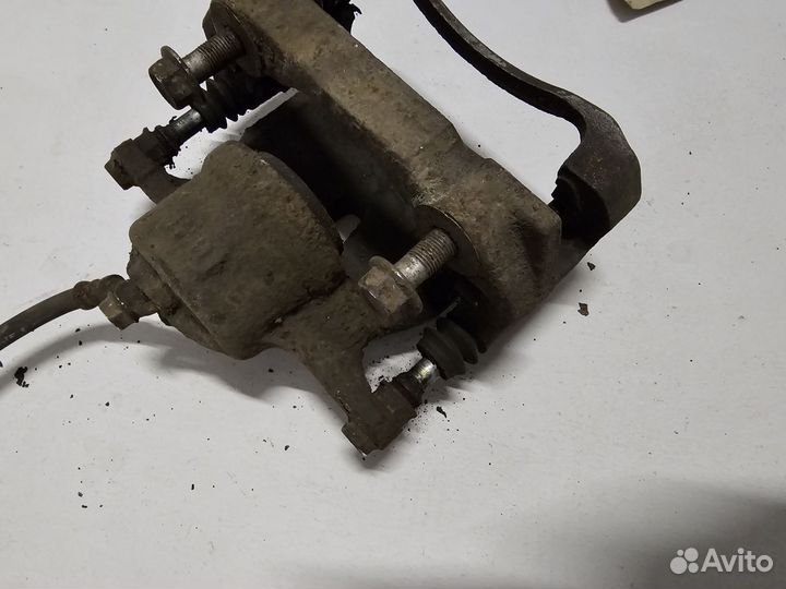 Lexus IS250 суппорт передний левый