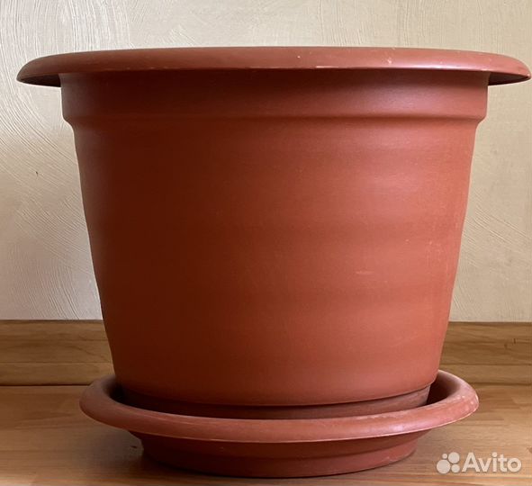 Большой пластиковый горшок