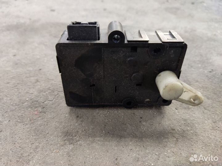 Моторчик заслонки отопителя Mitsubishi Carisma