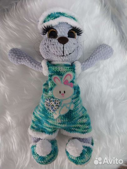 Вязанная игрушка кошечка