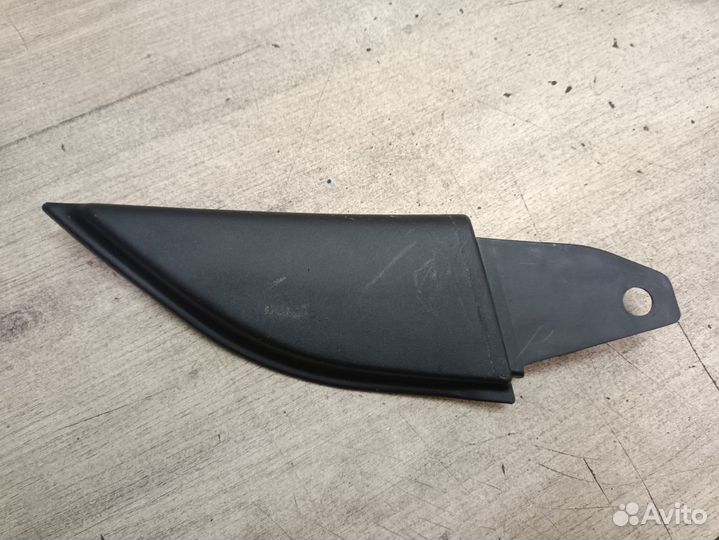Крышка зеркала внутренняя правая Mazda Tribute I