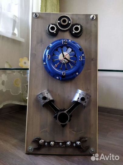 Часы ручной работы из автозапчастей