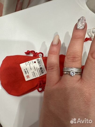Серебряное кольцо женское 19 размер с фианитами
