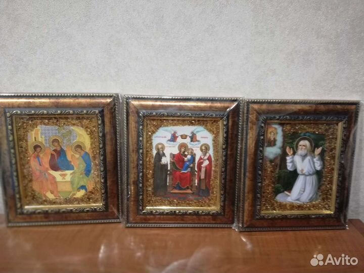 Икона, инкрустированная янтарем