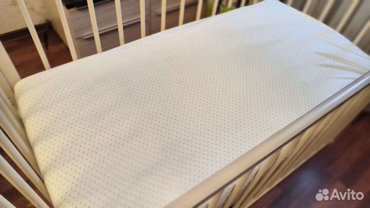 Детская кроватка с маятником и ящиком