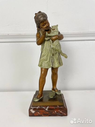 Статуэтка «Девочка кормит кота»