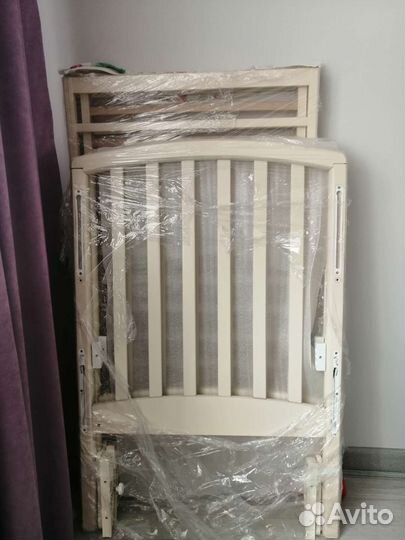 Детская кроватка со всеми принадлежностями