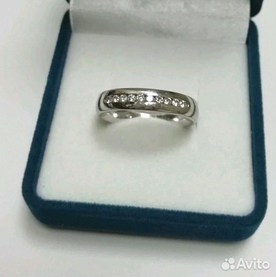 Обручальное золотое кольцо с бриллиантами