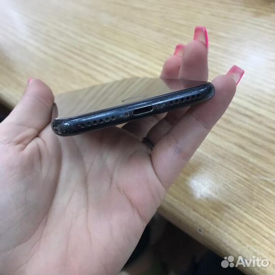 Телефон iPhone 7