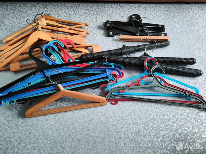 Вешалки плечики(деревянные и пластиковые)