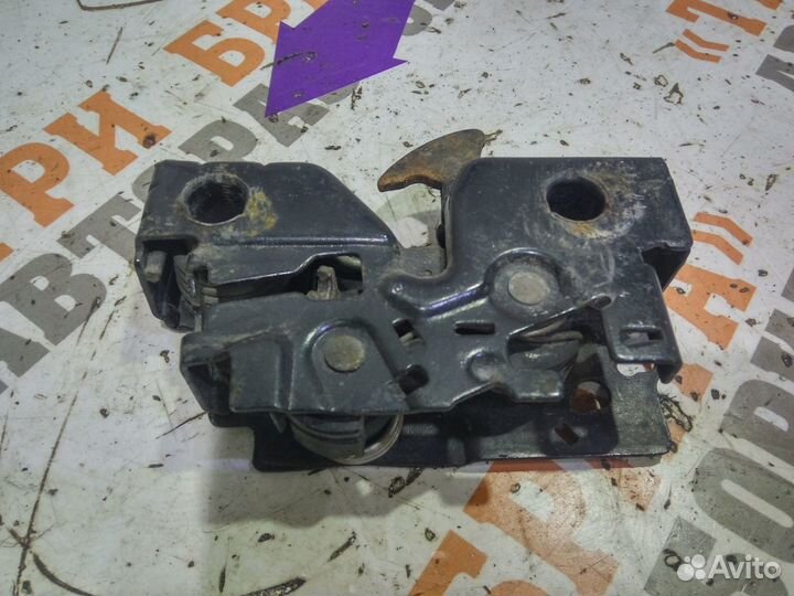 Фольксваген Поло Замок капота Средний/Центр