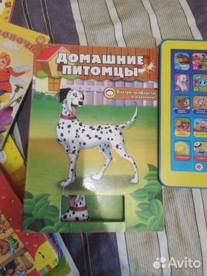 Планшет, микрофон и книги пакетом