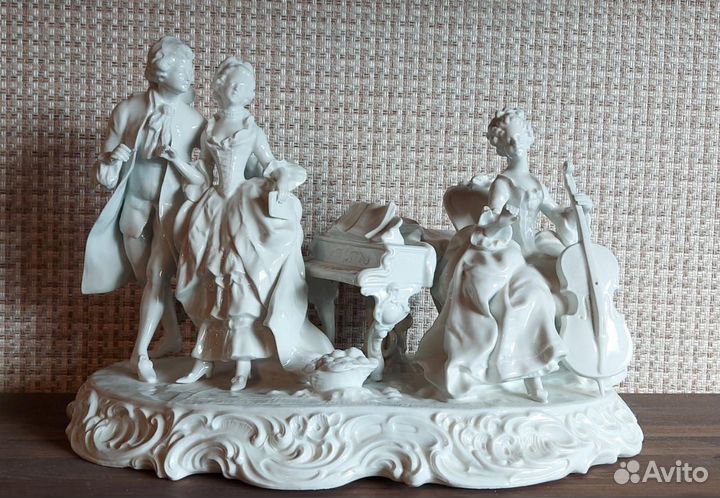 Большая фарфоровая статуэтка. Германия