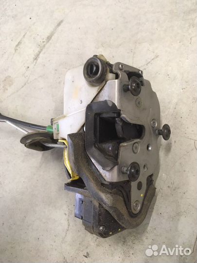 Замок задней правой двери Опель Астра J