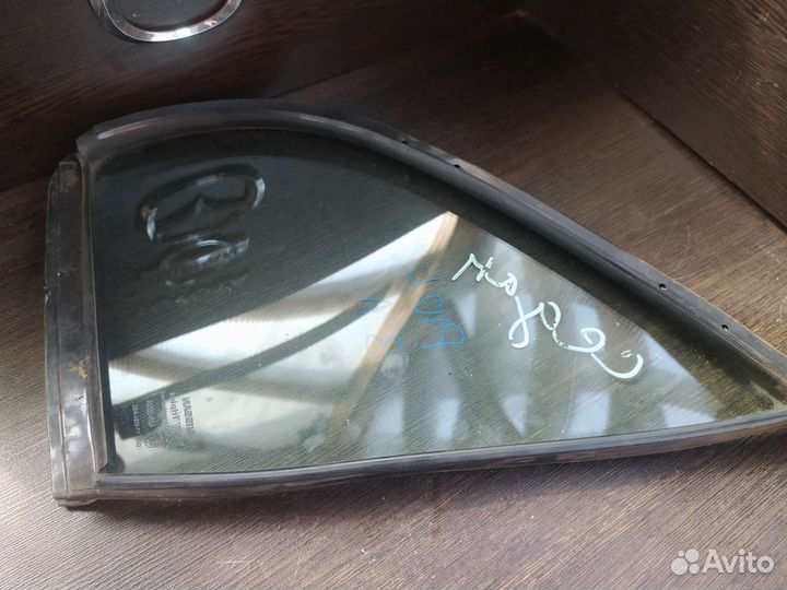 Стекло задней левой двери форточка Nissan Primera