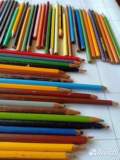 Цветные карандаши + подставка для карандашей