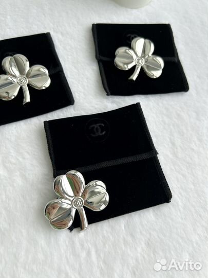 Брошь Chanel клевер