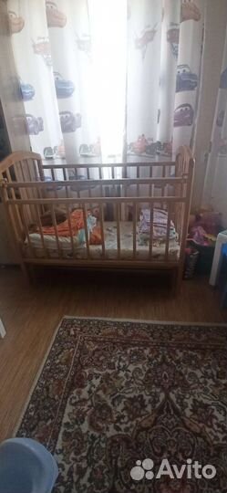 Детская кроватка с продольным маятником