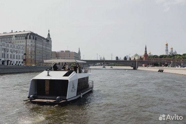 Речная прогулка по центру Москвы на хаусботе