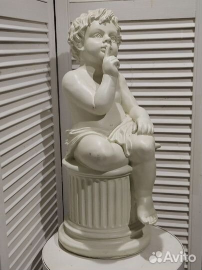 Лекоратмвная фигура мальчик на колонне