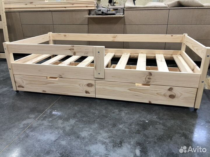 Детская кровать с ящиками
