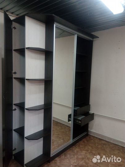 Шкаф купе корпусный с зеркальной дверью