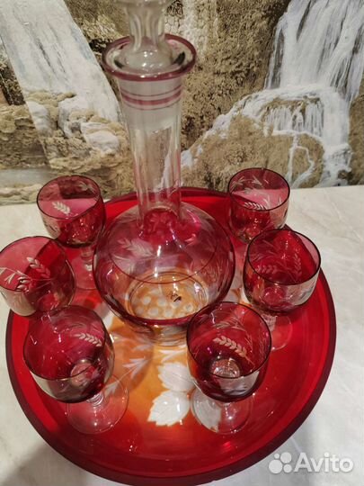 Рюмки с графином на подносе