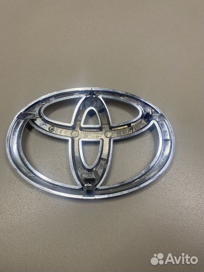 Эмблема на RAV 4