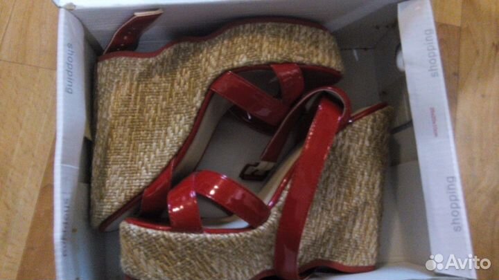 Босоножки на танкетке