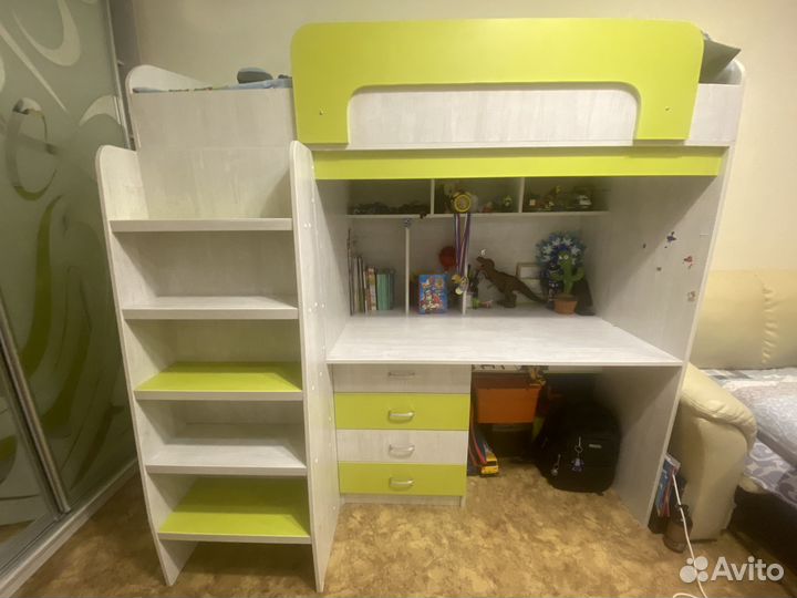 Кровать чердак со столом и шкафом
